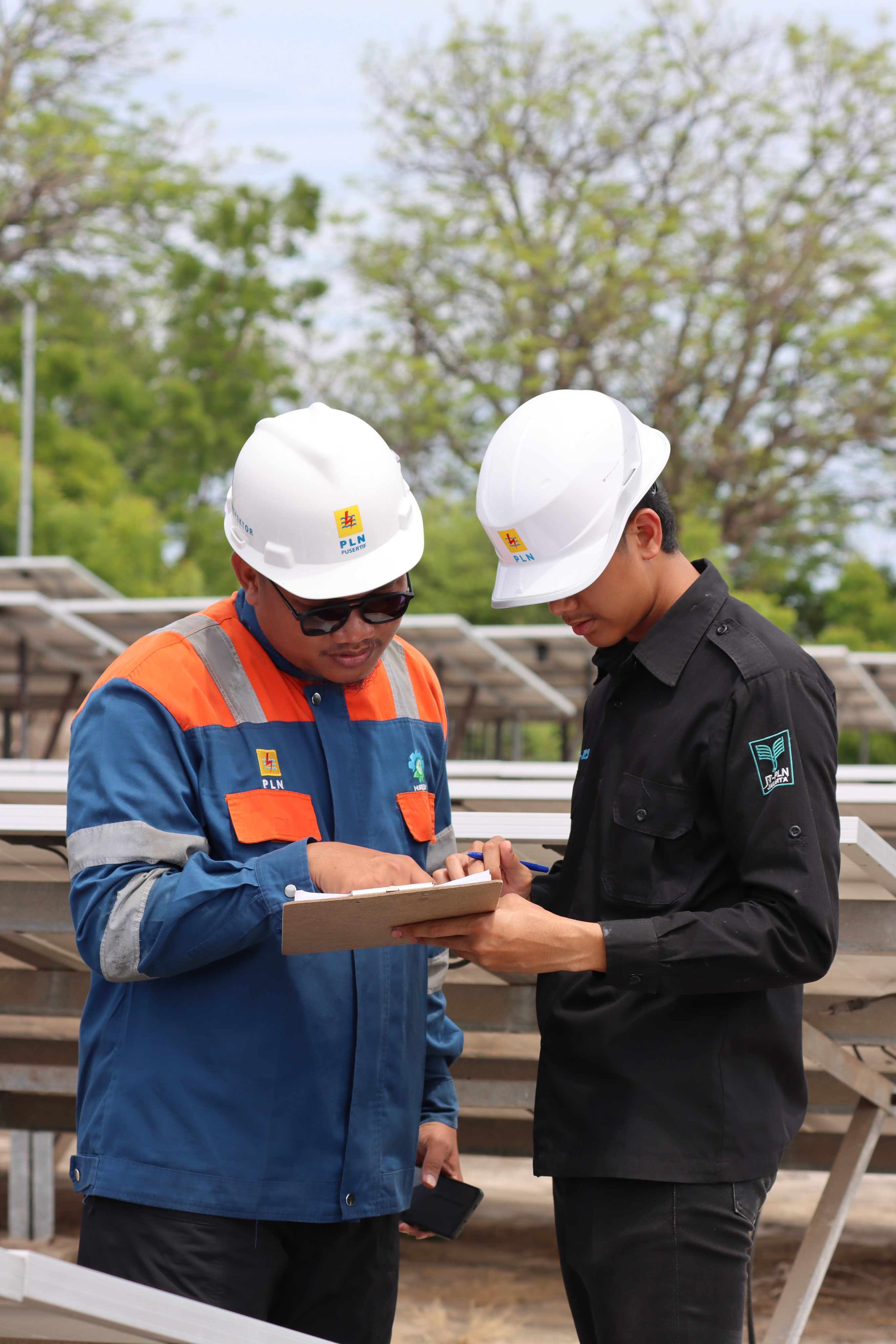 Petugas memeriksa instalasi pembangkit listrik tenaga surya